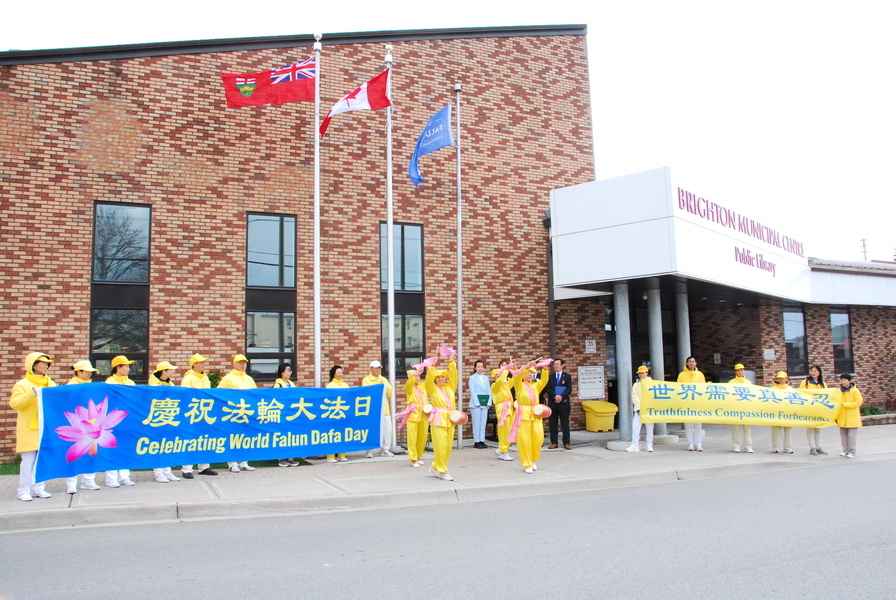 加拿大兩城升旗慶祝「世界法輪大法日」