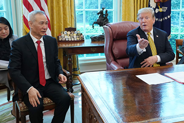 圖為2019年4月4日，美國總統特朗普在白宮接見中共副總理劉鶴。（Chip Somodevilla／Getty Images）