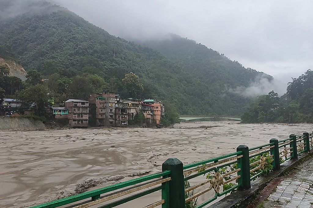 2023年10月4日，印度東北部錫金邦（Sikkim）遭暴洪襲擊後，蒂斯塔河（Teesta River）的情況。（INDIAN ARMY/AFP）