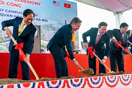 2023年4月15日，美國國務卿布林肯（左二）、越南外長裴青山（左一）和美國駐越南大使Marc E. Knapper（右二）一同出席了美國駐河內新使館的動土儀式。 （ANDREW HARNIK/POOL/AFP via Getty Images）