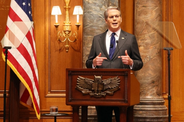 美財長：將為伊朗人追回高官轉出的非法資金