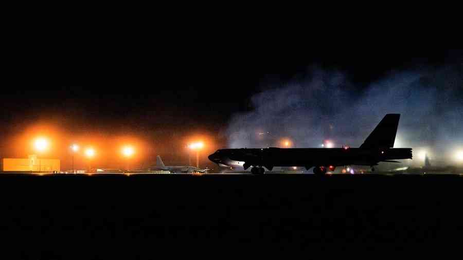 美轟炸機投下重磅穿甲彈 打擊伊朗地下導彈庫