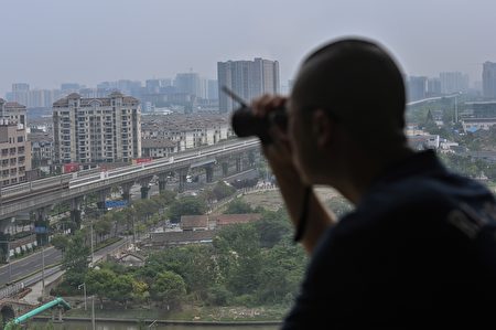 私家偵探由於在獵狐行動中發揮的作用越來越大,受到聯邦調查局關注,尤其是在華人社區會講中文的調查員。圖2020年6月12日一名負責調查涉嫌不忠行為的私家偵探在上海,與本案無關。(HECTOR RETAMAL/AFP via Getty Images)