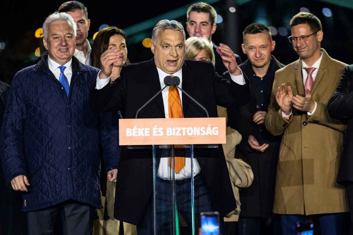 2022年4月3日，匈牙利總理歐爾班在選舉初步結果公布後，對支持者講話。（Janos Kummer/Getty Images）