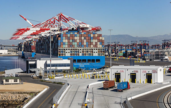 2022年1月11 日，在加州長灘港裝載貨櫃的卡車。（John Fredricks/The Epoch Times）