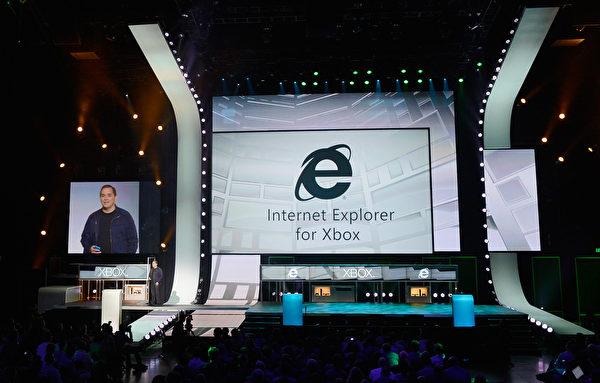 2012年6月4日，加利福尼亞州洛杉磯蓋倫中心電子娛樂博覽會的微軟新聞發布會上，Xbox執行官馬克‧惠頓（Marc Whitten）介紹Xbox的Internet Explorer瀏覽器。（Kevork Djansezian/Getty Images）
