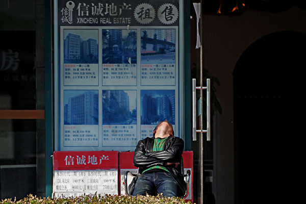 大陸住房市場下滑。中介面臨10年來困境。圖為北京一房產中介。（WANG ZHAO/AFP/Getty Images）
