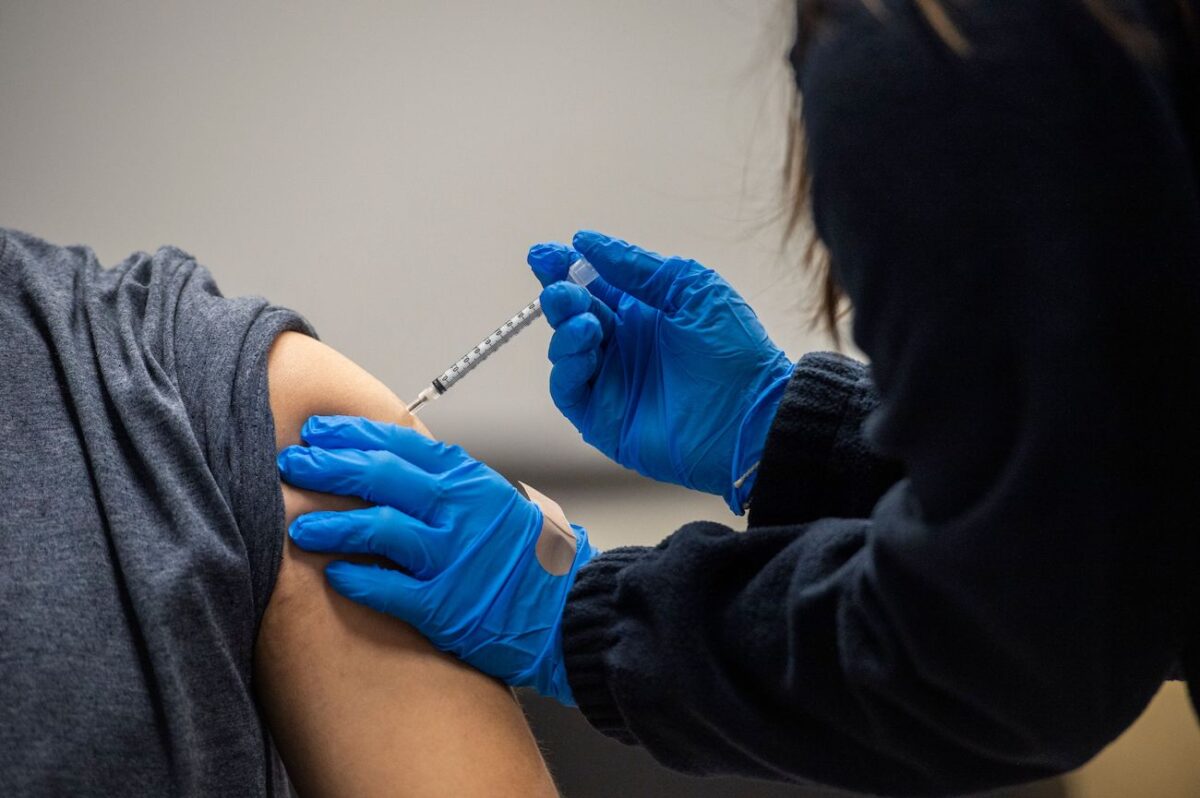 示意圖。2021年2月16日，在美國麻薩諸塞州切爾西，一位居民正在接種疫苗。（Joseph Prezioso/AFP via Getty Images）