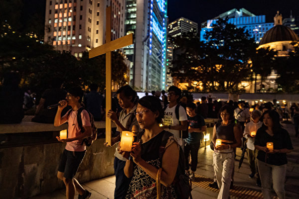 2019年8月30日晚上8點，香港民眾在中環和平紀念碑舉辦重光紀念日默站活動。（Anthony Kwan/Getty Images）