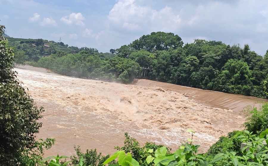 重慶多地洪災 部份街道積水3米 多人死亡