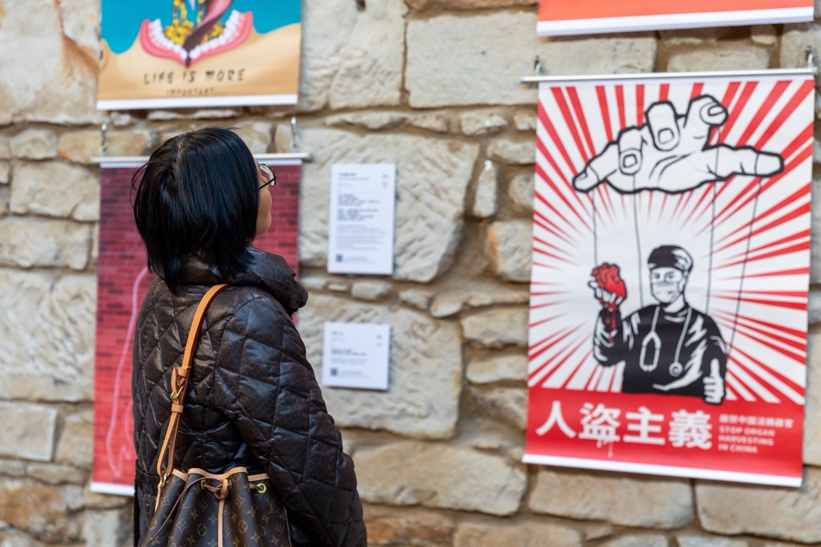 「中國及香港人權藝術節」展出幾十幅以器官移植的海報作品和與香港人權為主題的畫作。（蘇格蘭香港人提供）