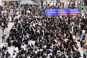 【8.9反送中】「萬人接機」 逾千港人機場集會發傳單