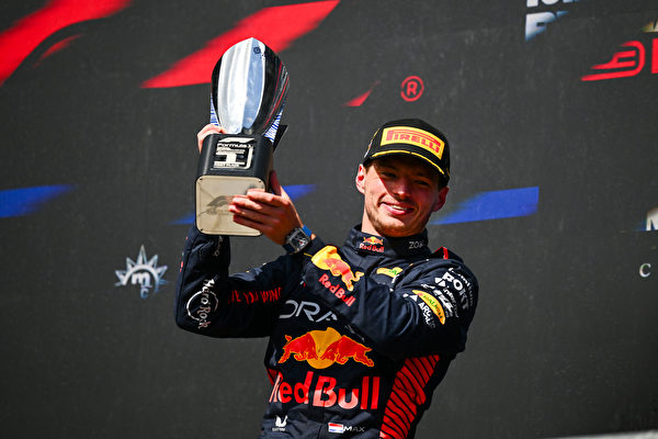 2023年7月30日,F1比利時站,從第六位發車的荷蘭車手韋斯達賓(Max Verstappen)率先衝線,成為F1史上第二位完成八連勝車手,並助紅牛車隊取得開季12連勝,再次刷新紀錄。(Dan Mullan/Getty Images)