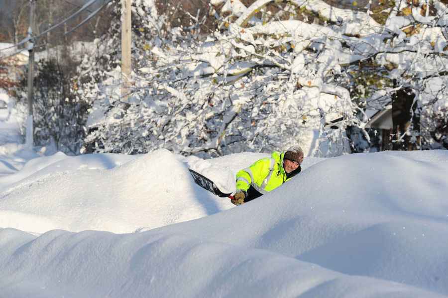 暴風雪吹襲美國東北 逾2000航班被取消 數十萬戶停電