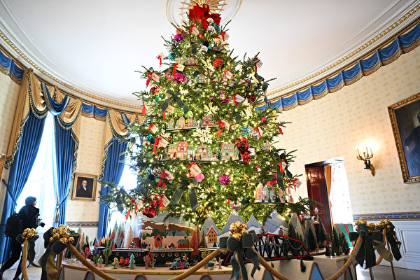 2023年11月27日，在華盛頓特區，白宮聖誕節裝飾預先對媒體開放。圖為白宮藍廳的聖誕樹。（Mandel Ngan / AFP）