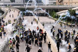 【8.24反送中組圖】觀塘爆衝突 警放催涙彈 多人被捕