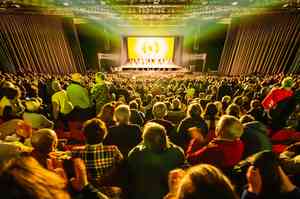 神韻法國東部再爆滿 神父：以藝術喚醒人心