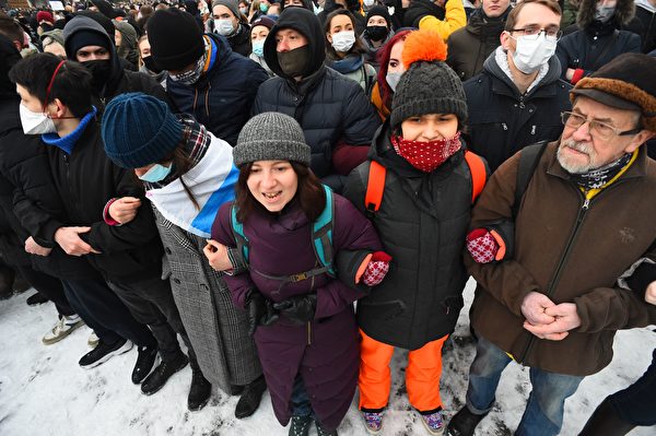 2021年1月31日，俄羅斯聖彼得堡，反對派領袖阿列克謝‧納瓦爾尼（Alexei Navalny）先前遭到政府拘捕，引發民眾上街示威。（OLGA MALTSEVA/AFP via Getty Images）