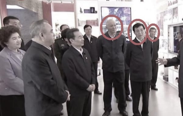 2025年9月24日,中共政治局常委王滬寧、蔡奇和政治局委員何立峰一起揹著手聽中共黨魁習近平訓話。(央視截圖)