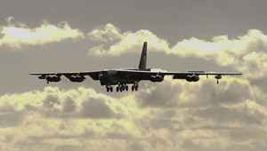 中共殲-11差點擦撞美軍B-52 相距不足三米