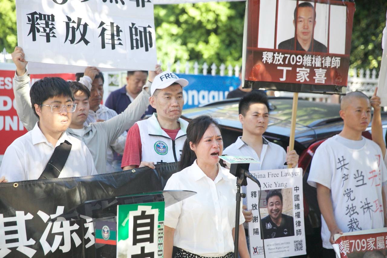 2025年7月9日,美國加州洛杉磯,「視覺藝術家協會」和「中國民主黨國際聯盟」在洛杉磯中共領事館前召開「709大搜捕」事件十周年記者會。圖為周君紅律師在記者會上講述自己家人被中共威脅的情況,她對此感到氣憤又痛苦。(中國民主黨國際聯盟提供)