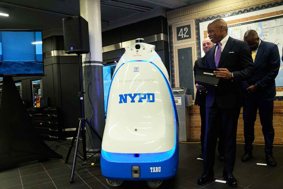 2023年9月22日，紐約市長亞當斯在時代廣場地鐵站介紹使用維安機械人的試點計劃，為期兩個月。（Michael Appleton/Mayoral Photography Office）