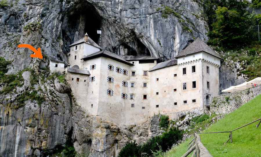 組圖：800年前東歐城堡建於400呎高懸崖