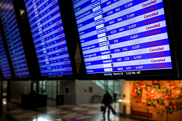 圖為2021年3月13日，丹佛國際機場的航班顯示板顯示航班被取消情況。（Photo by Michael Ciaglo/Getty Images）
