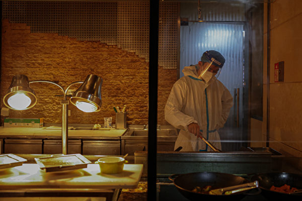 2月10日，北京「閉環泡泡」中一家餐廳，穿防毒服的廚師在做菜。（Annice Lyn/Getty Images）