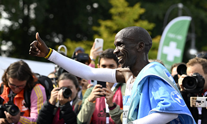 2022年9月25日，第48屆柏林馬拉松比賽中，37歲的肯雅名將傑祖基（Eliud Kipchoge）以2小時1分09秒的成績，奪得冠軍，並打破了由自己保持的男子馬拉松世界紀錄。（Tobias Schwarz/AFP via Getty Images）