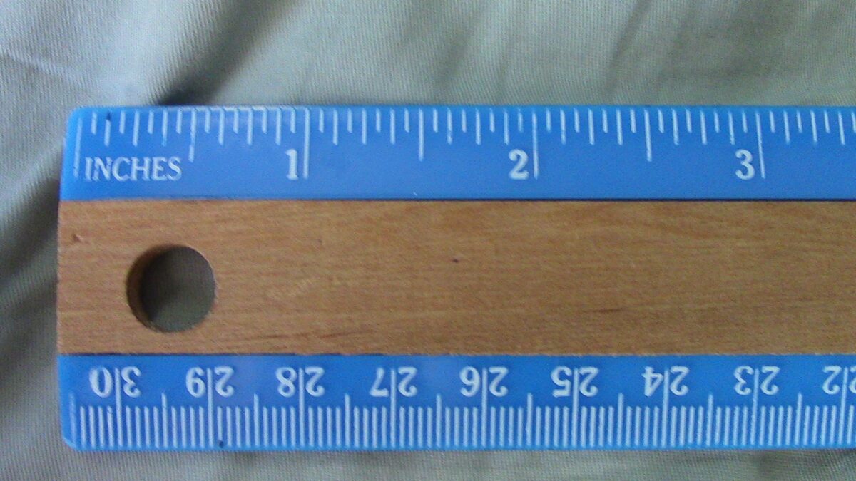 一把美國製造的尺子上，標有英制和公制測量單位。（Thespaceface via Wikimedia Commons/CC0 1.0）