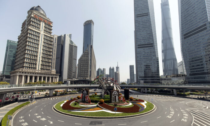 2022年3月23日，在陷入COVID清零封鎖的上海陸家嘴金融區，大街上空蕩蕩。（Qilai Shen/Bloomberg via Getty Images）