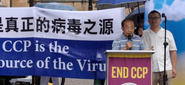 2024年12月7日下午,在悉尼市政廳前的廣場上,中國問題專家馮崇義副教授在《九評共產黨》發表二十周年集會上發言。(駱亞/大紀元)