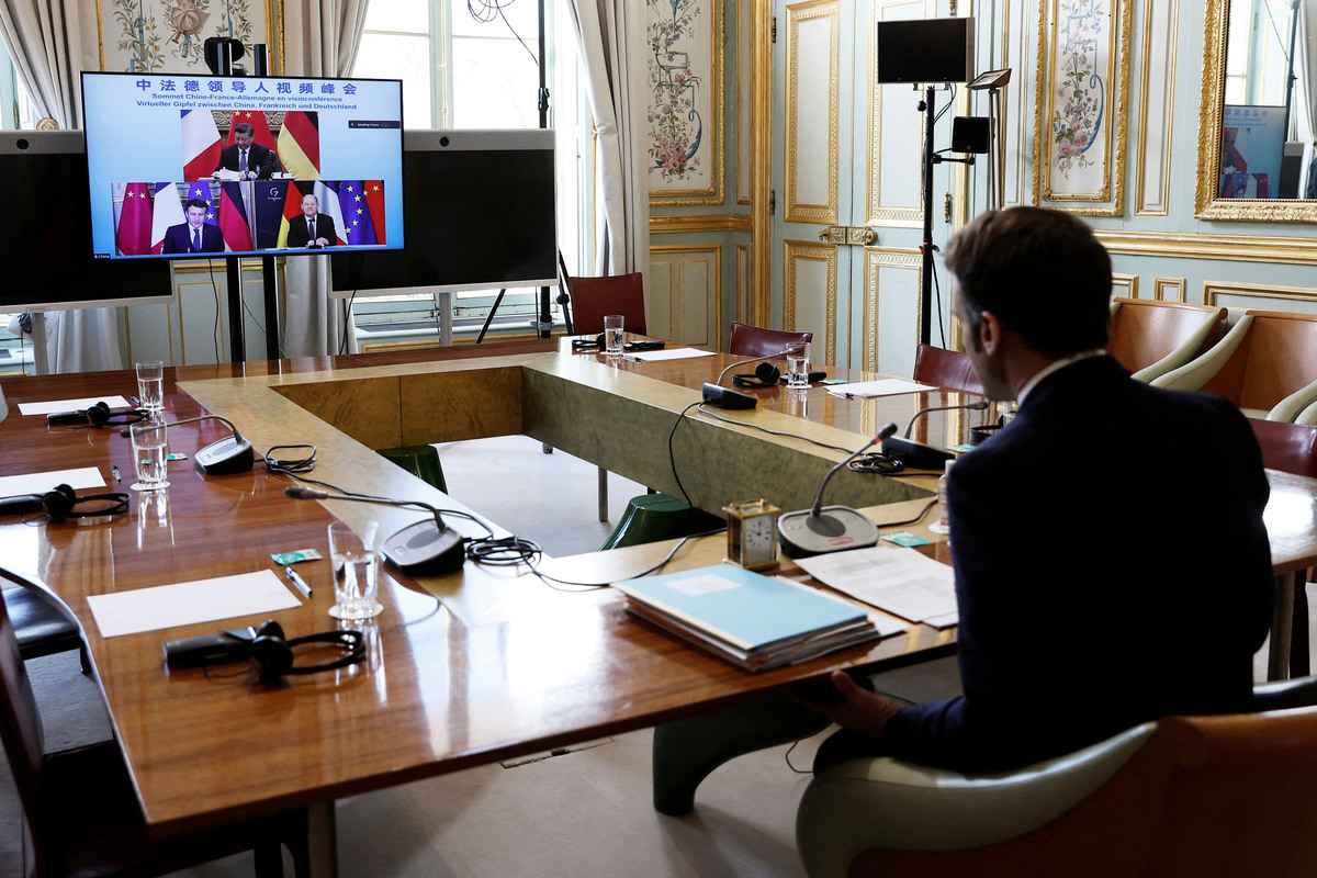 2022年3月8日，在巴黎愛麗舍宮，法國總統馬克龍與德國總理奧拉夫·朔爾茨和中國國家主席習近平進行視像會議，討論烏克蘭危機。（Benoit Tessier/POOL/AFP via Getty Images）