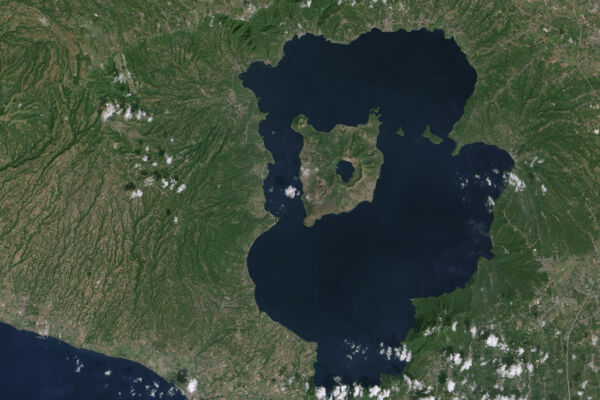 菲律賓呂宋島有湖中島 該島上還有湖中島
