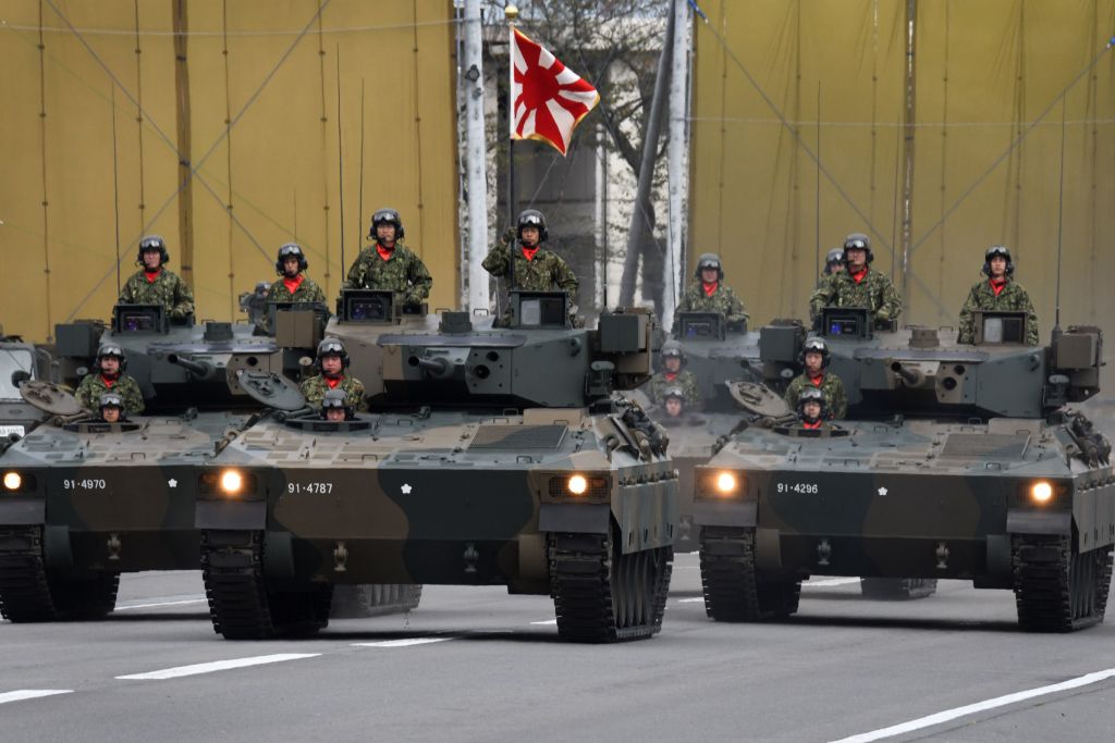 圖為2018年10月14日，日本陸上自衛隊（GSDF）參加軍事檢閱。（KAZUHIRO NOGI/AFP via Getty Images）