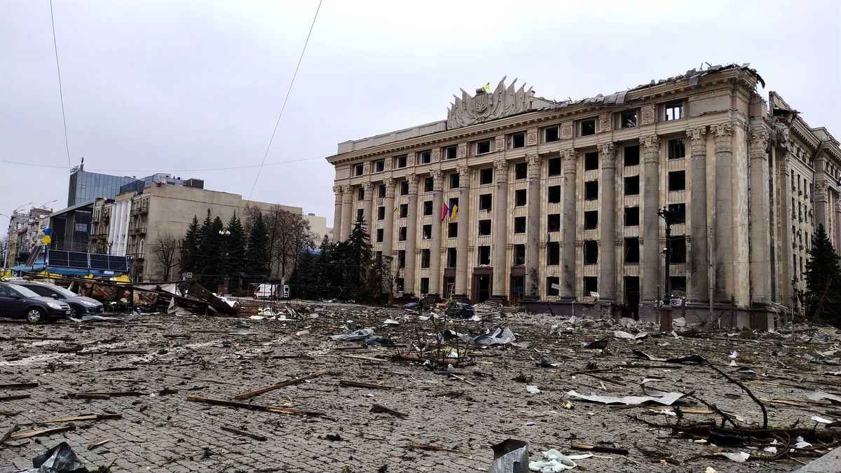 2022年3月1日，烏克蘭第二大城市哈爾科夫的中心廣場遭到了俄軍炮擊，他們擊中了當地政府的大樓。烏克蘭當局稱，這場攻擊至少造成10人死亡，35人受傷。（SERGEY BOBOK/AFP via Getty Images）