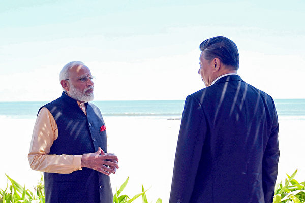 圖為2019年10月12日，印度總理莫迪（左）和中共領導人習近平在印度泰米拿德邦（Tamil Nadu）舉行的峰會期間互動。（Handout/PIB/AFP）