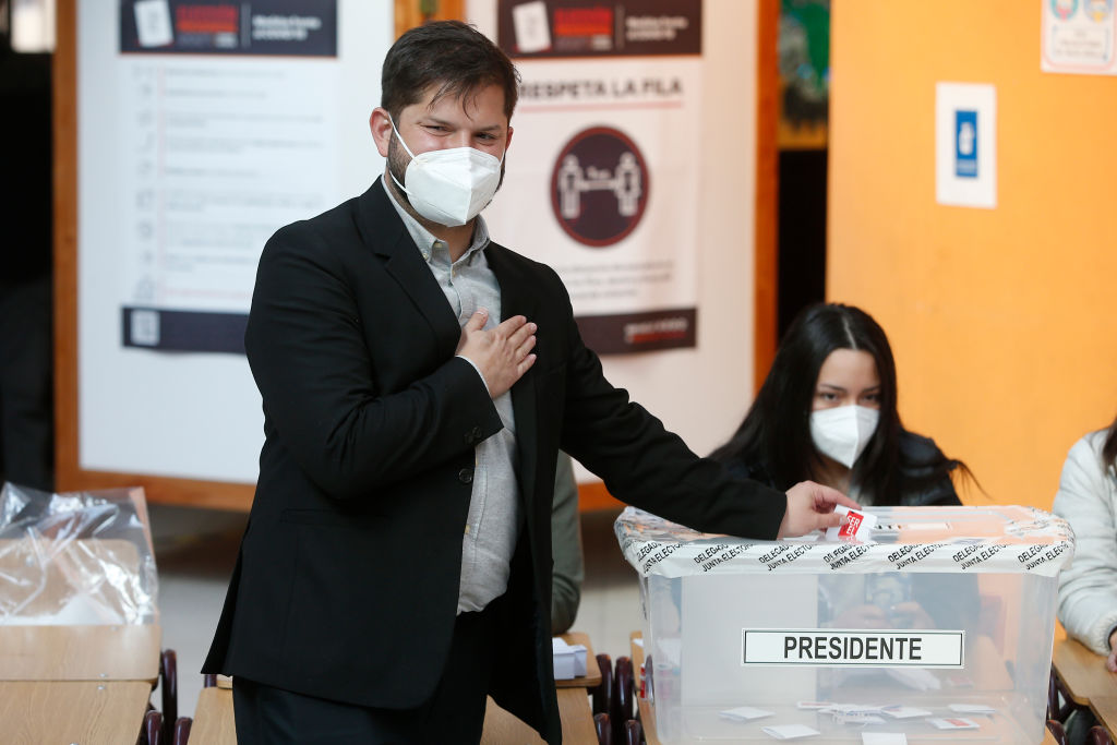 2021年12月19日在智利蓬塔阿雷納斯舉行的總統選舉期間，總統候選人鮑里克（Gabriel Boric）在巴塔哥尼亞學院投票。（Paul Plaza Amar/Getty Images）