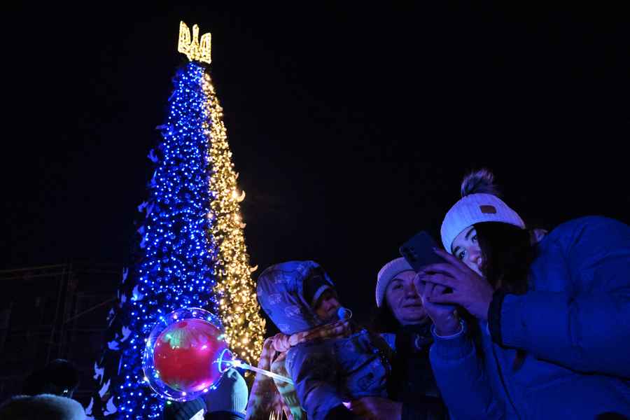 聖誕中的戰火｜俄烏戰爭期間 基輔豎立聖誕樹祈求和平（多圖）