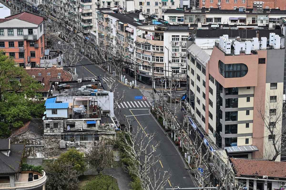 上海公民發出請命書、建議書，盼政府停止運動式防疫。圖為2022年4月1日封城下的上海。（HECTOR RETAMAL/AFP via Getty Images）
