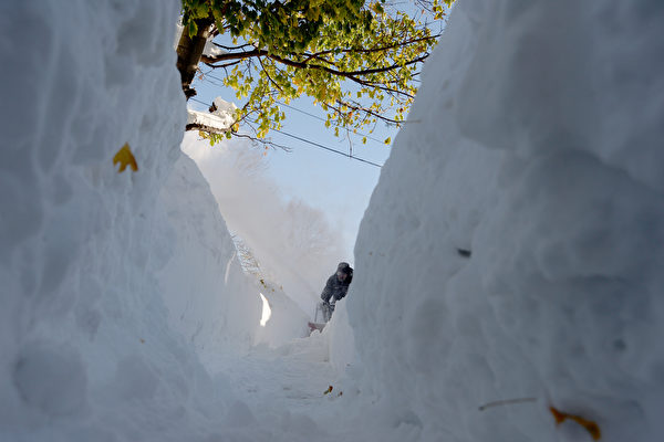 大雪侵襲美國水牛城 降下6英尺積雪（多圖）