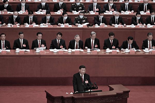 2022年10月16日，中共國家主席習近平在北京人民大會堂舉行的中共二十大開幕式上講話。（NOEL CELIS/AFP via Getty Images）