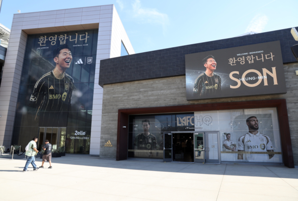 2025年8月6日,「亞洲一哥」、33歲南韓球星孫興慜(Son Heung-min)離開英超豪門熱刺俱樂部,結束了自己長達17年的旅歐生涯,正式轉會洛杉磯FC隊,征戰美國職業足球大聯盟(美職聯)。(Kevork Djansezian/Getty Images)