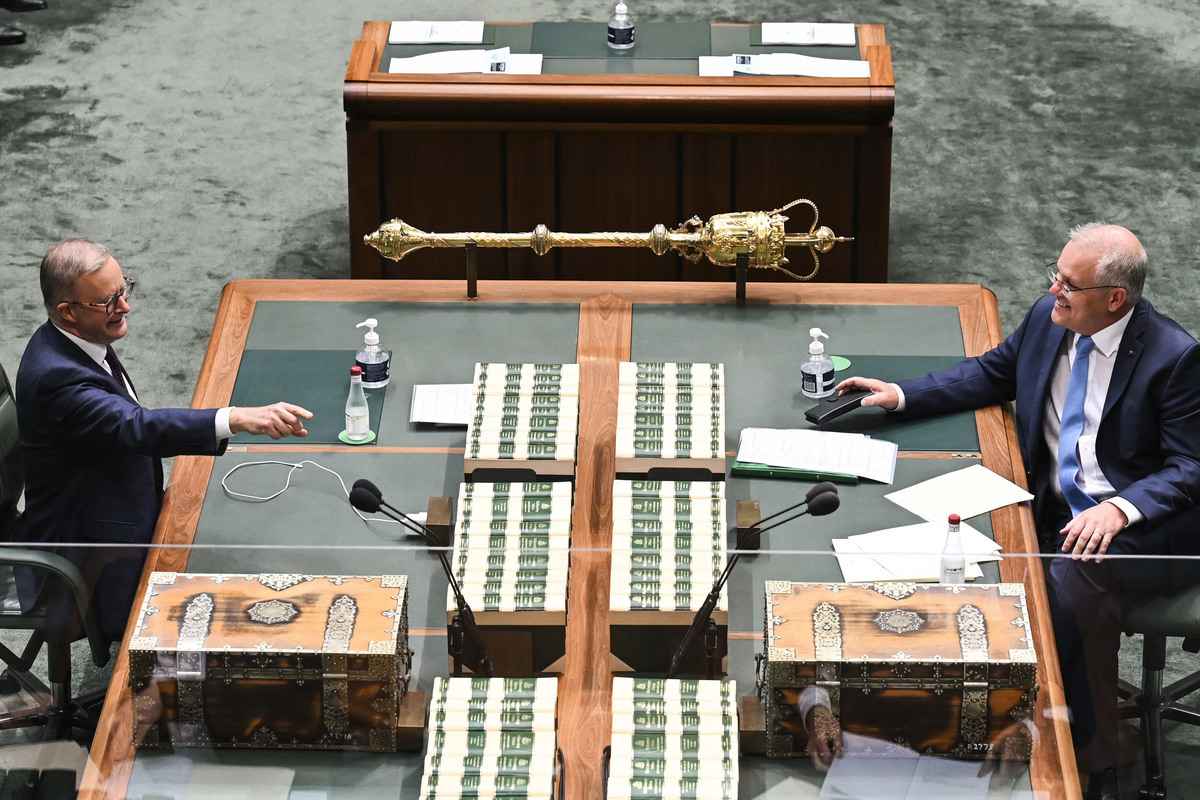 圖為澳洲總理莫里森（右）和工黨領袖阿爾巴尼斯（左）。（Martin Ollman/Getty Images）