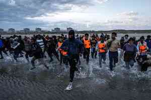 英國修改庇護政策 難民變永居或等20年