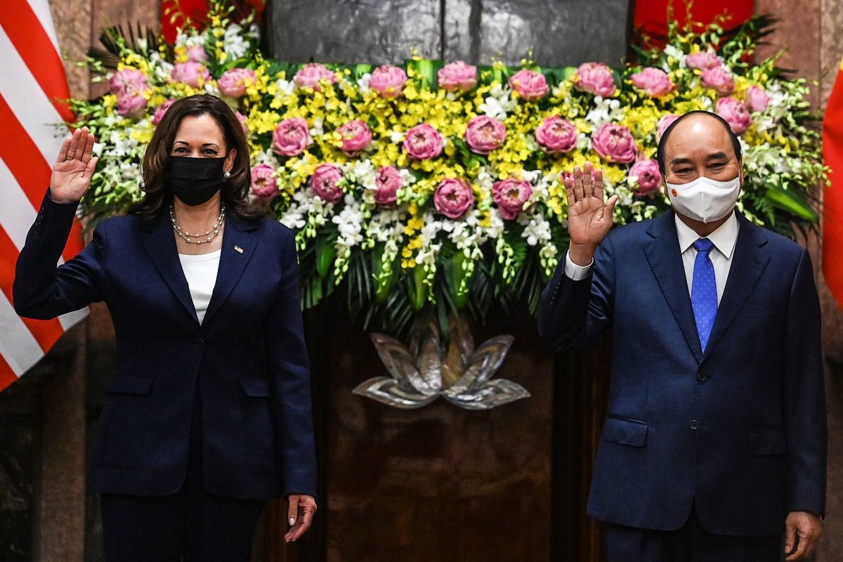 2021年8月25日，美國副總統賀錦麗和越南國家主席阮春福，在河內的總統府合照。（MANAN VATSYAYANA/POOL/AFP via Getty Images）