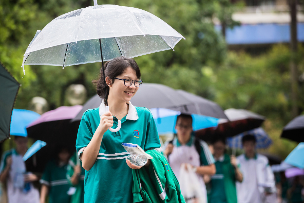 2021年6月7日，中國高考語文考試落幕。圖為2018年6月7日，在中國廣東省廣州市，一名考生打著傘進入高考的考點。（VCG/VCG via Getty Images）