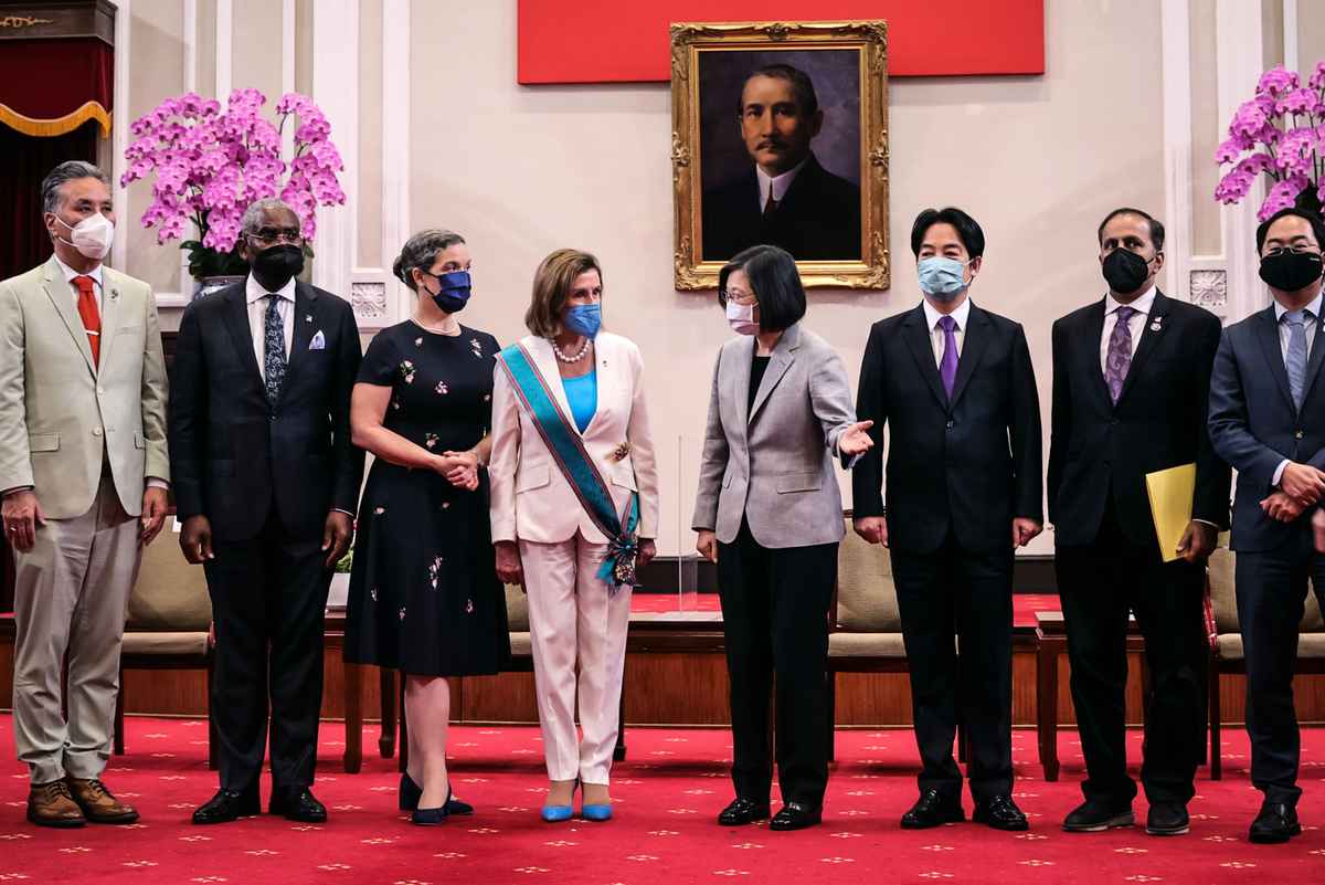 2022年8月3日，美國眾議院議長佩洛西（Nancy Pelosi）在台灣總統府會見了蔡英文（中右）。 （Chien Chih-Hung/Office of The President via Getty Images）