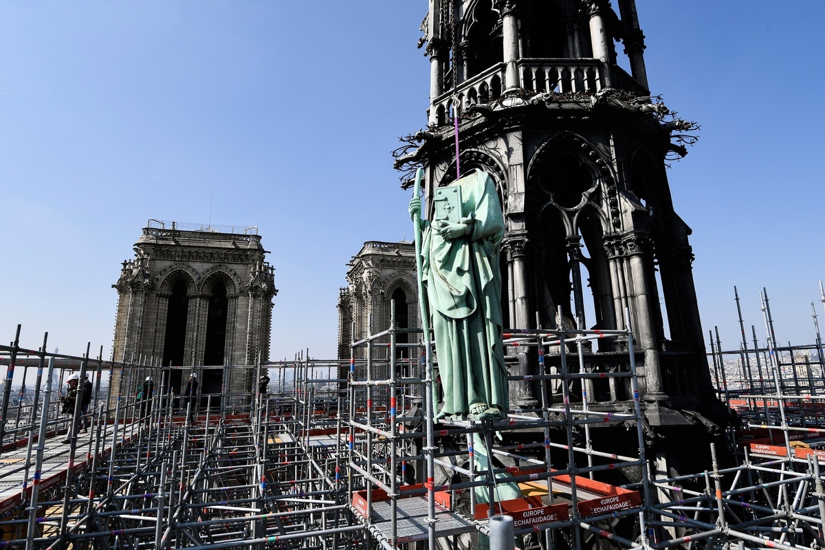 法國巴黎歷史悠久的聖母院周一（4月15日）發生大火，尖塔崩塌。巧合的是，上周四（11日），在尖塔周圍的16個銅像（包括12門徒）因翻修工程而被移走，逃過一劫。 （BERTRAND GUAY/AFP）
